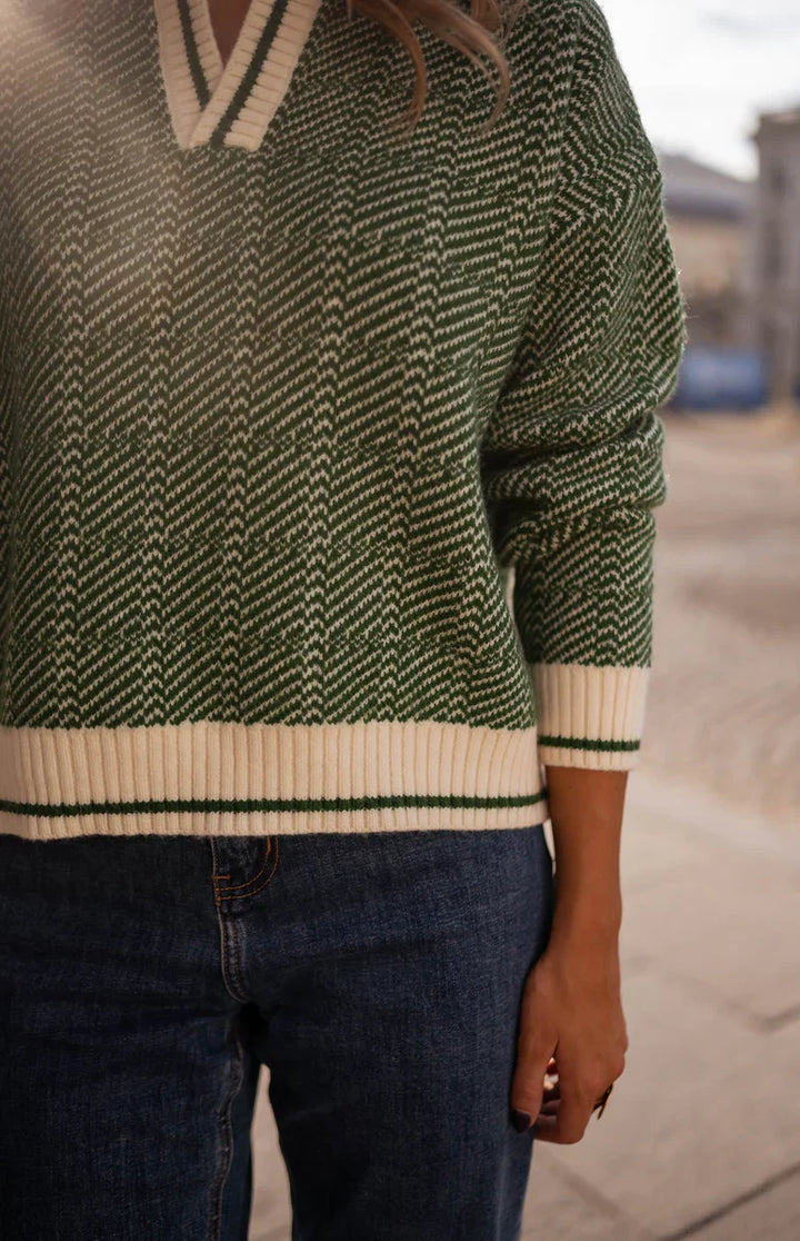 EMILIA™ | DER GRÜNE V-AUSSCHNITT-PULLOVER